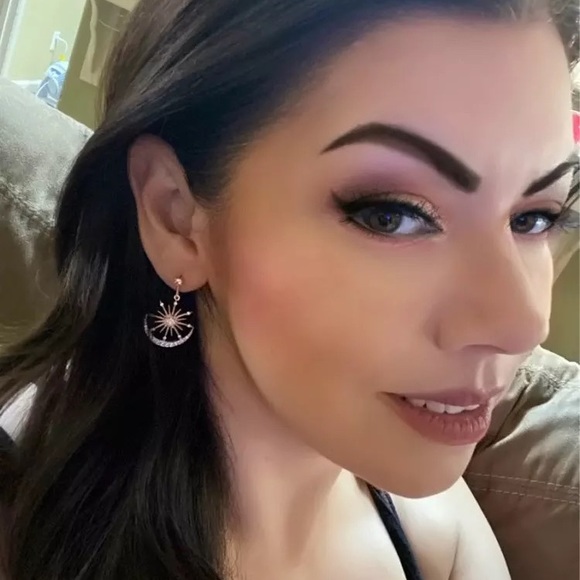 Stunning and shiny earrings with a star and a moon - Picture 6 of 6